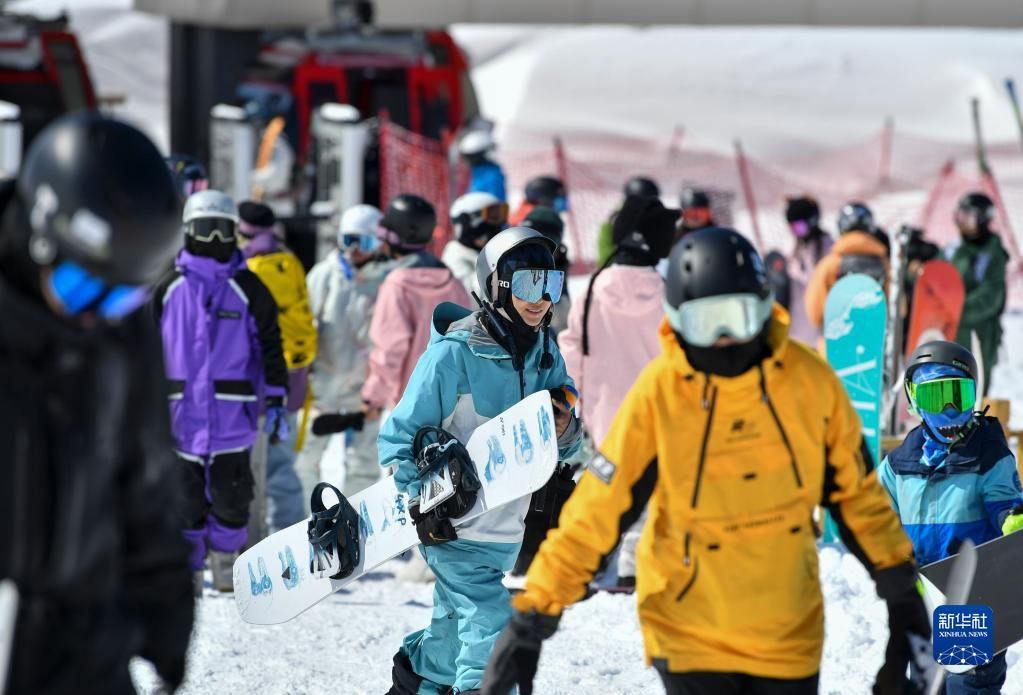 四月，在新疆可可托海弄雪