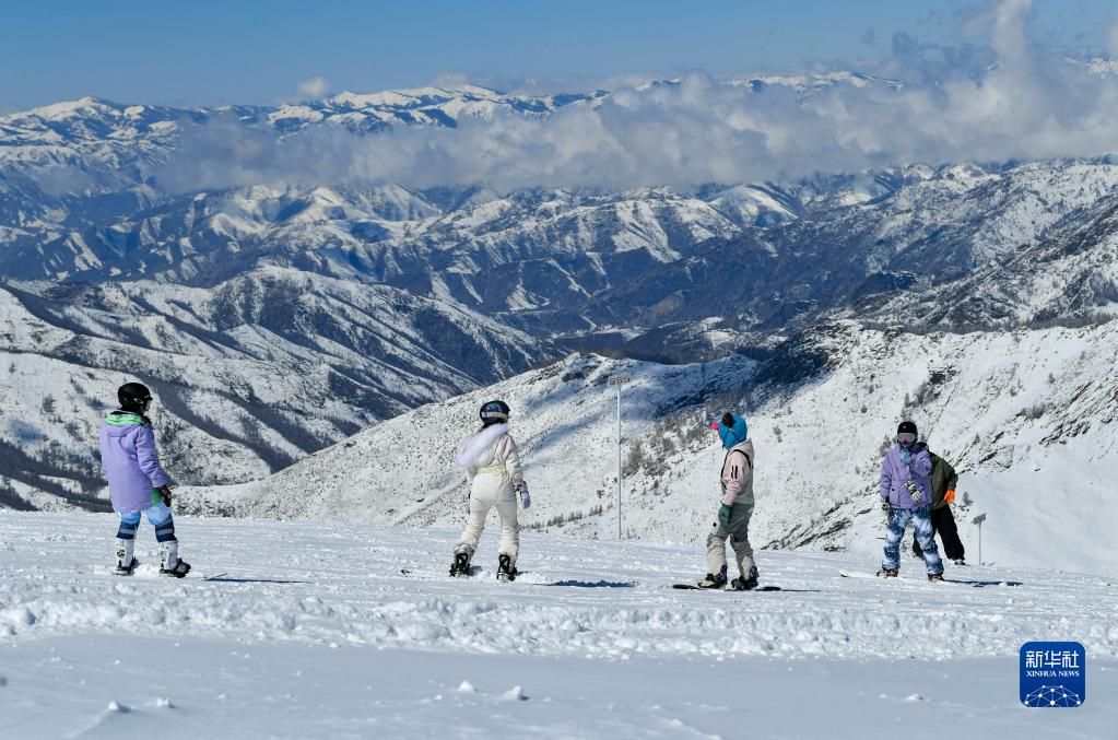 四月，在新疆可可托海弄雪