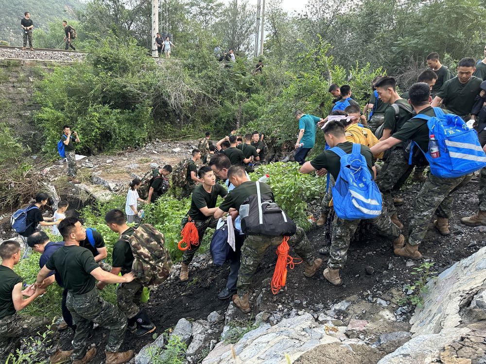 “走，我们回家”——北京丰沙铁路线最后一批滞留旅客转运见闻