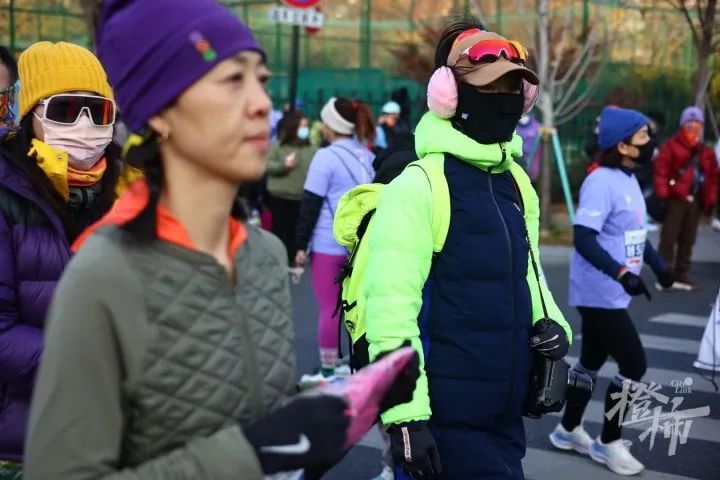 -3℃，“史上最冷杭马”开跑！东北大花袄、保温毯……来看大家的花式抗寒装备