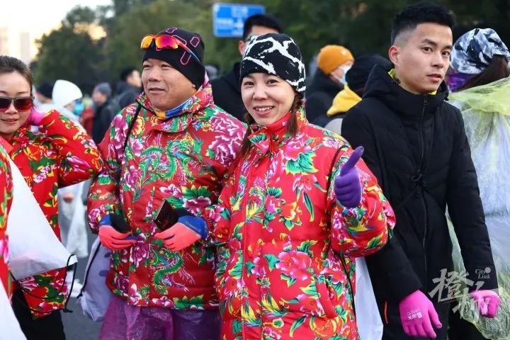 -3℃，“史上最冷杭马”开跑！东北大花袄、保温毯……来看大家的花式抗寒装备