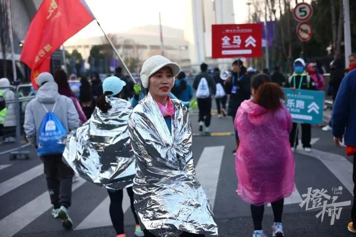 -3℃，“史上最冷杭马”开跑！东北大花袄、保温毯……来看大家的花式抗寒装备