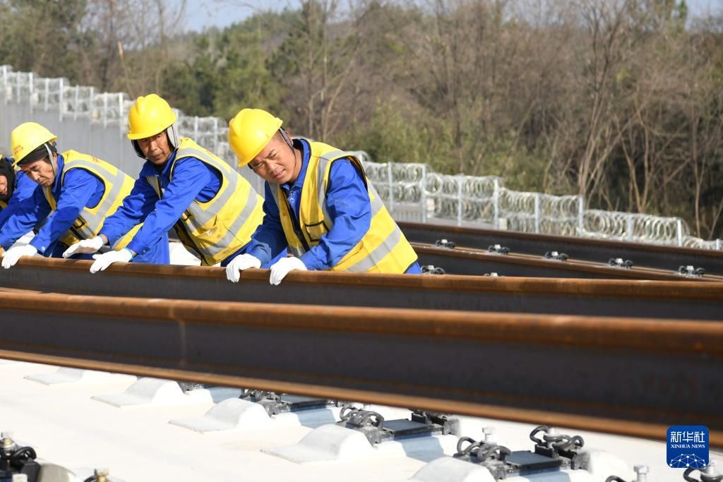 宣绩铁路全线开始铺轨