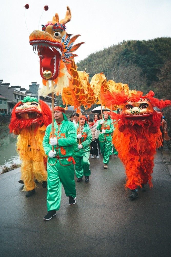 舞龙舞狮打铁花，余姚这里热热闹闹迎新年