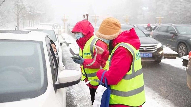 重庆仙女山再降大雪 景区多种措施保障游客尽情耍雪