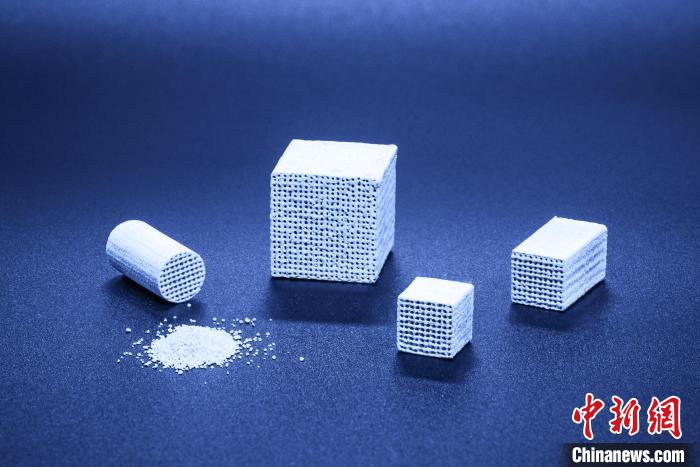 破解临床骨缺损修复难题 中国团队历时15年研发材料获准上市 破解临床骨缺损修复难题 中国团队历时15年研发材料获准上市