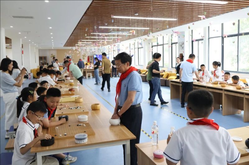 组图：中国围棋甲级联赛组织进校园指导棋活动